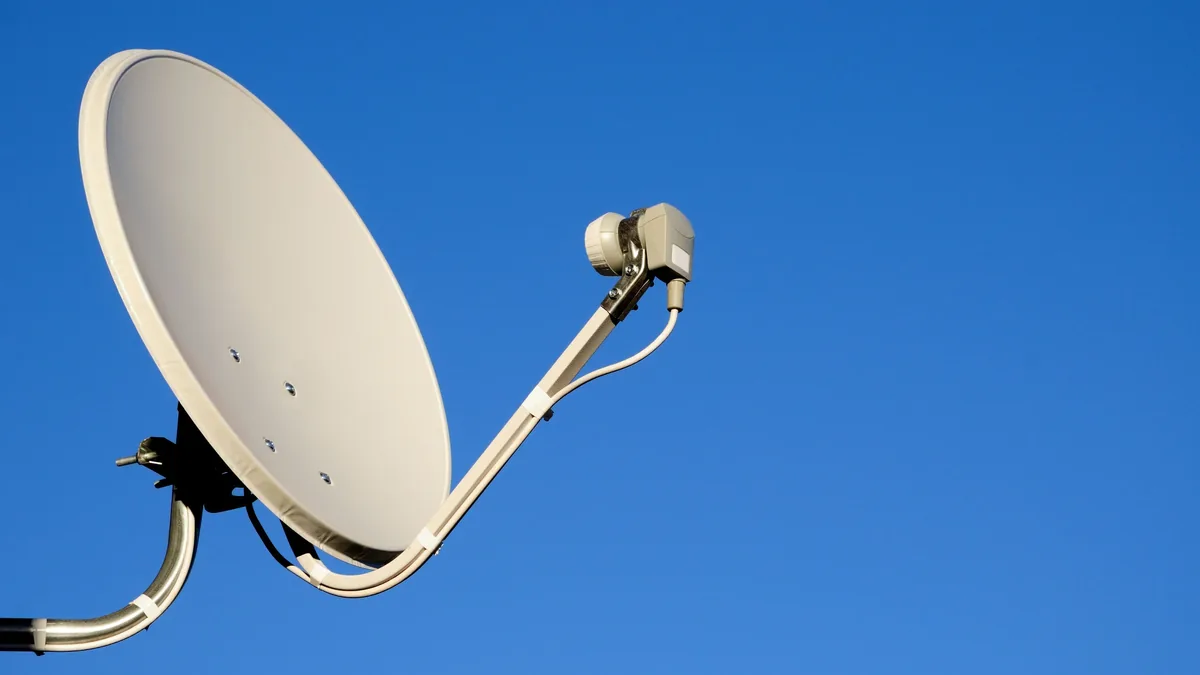 Antena parabólica orientada al satélite por antenistas de Socassat en Gran Canaria
