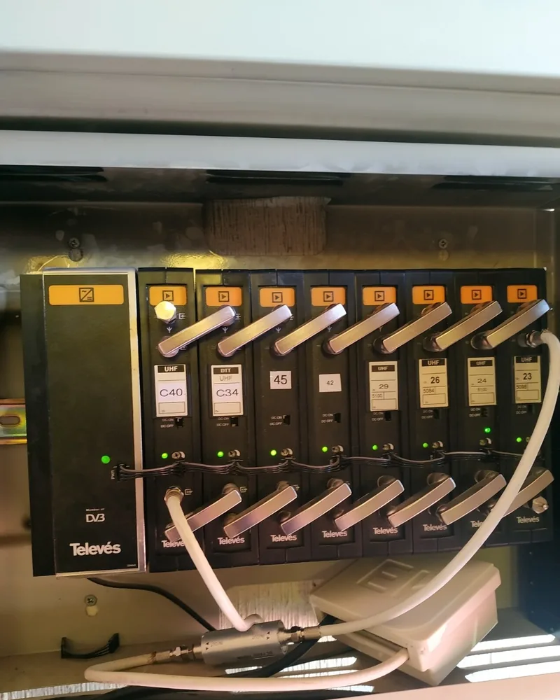 Amplificadores monocanal Televés de una cabecera TDT colectiva instalada por Socassat