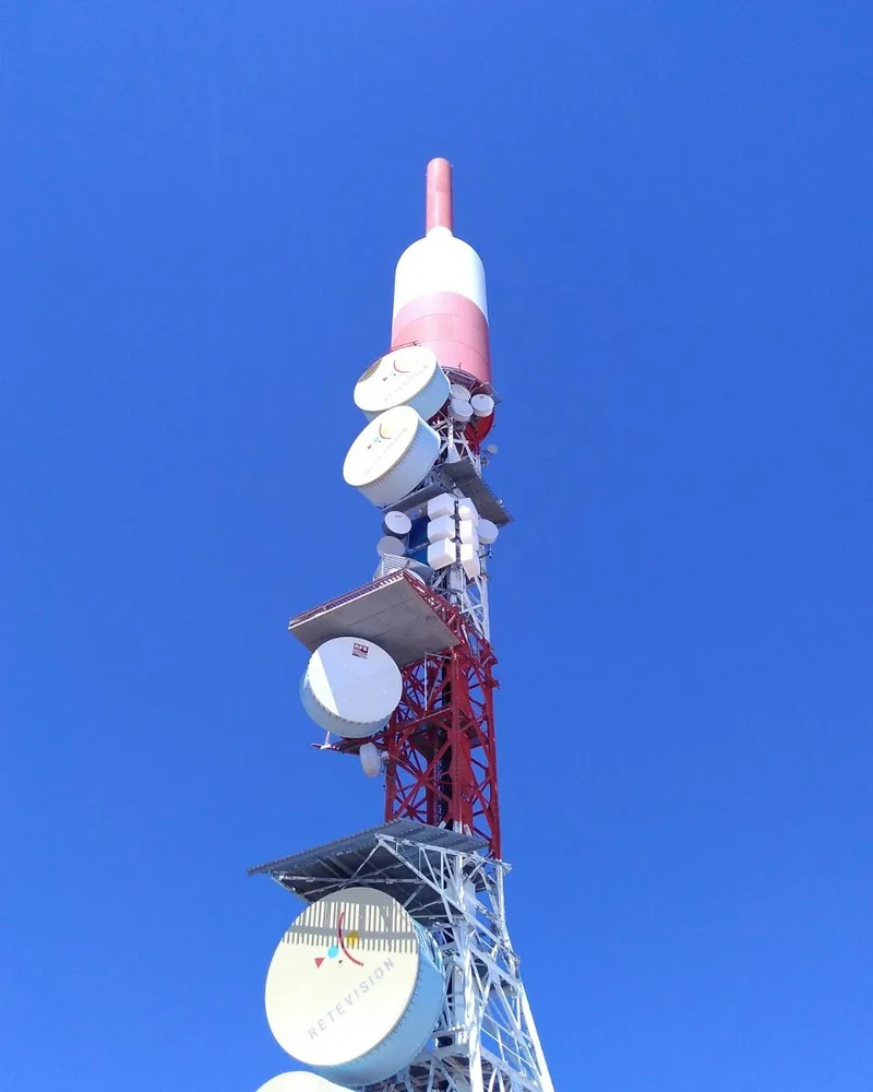 Torre de un centro emisor de TDT: los antenistas orientan cada antena hacia el repetidor que mejor cubre su zona