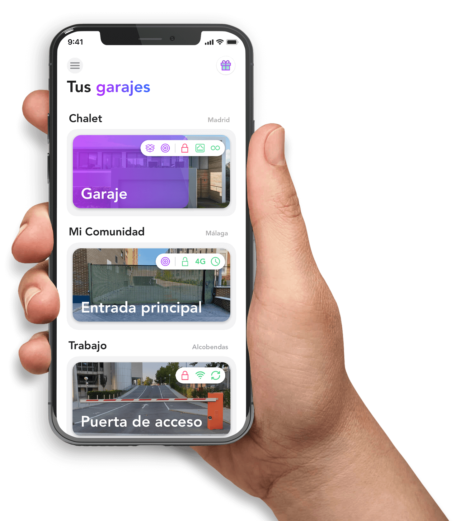 Mano sujetando un móvil con la app HOMYHUB, desde la que se abre la puerta del garaje y se dan accesos