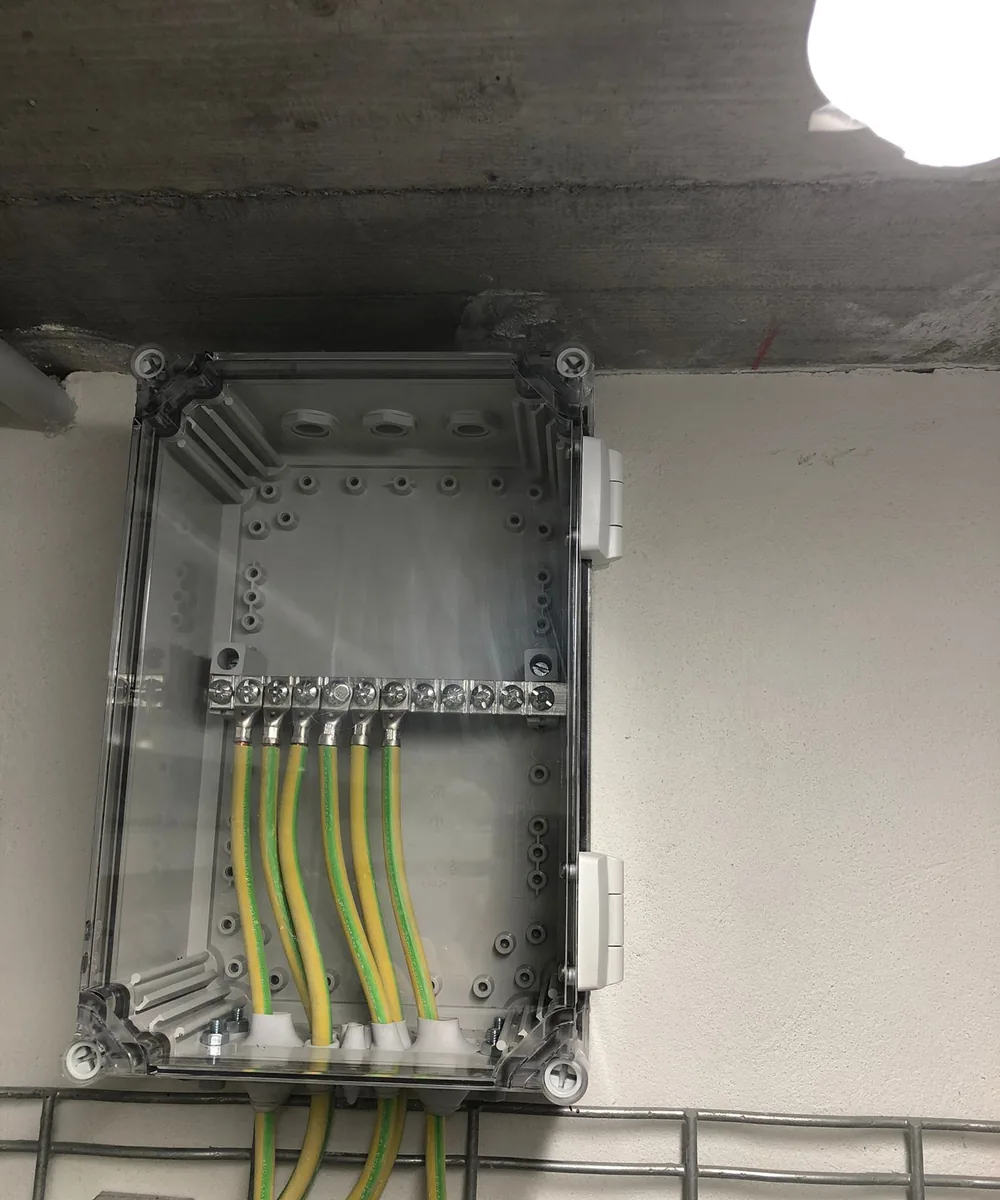 Caja de puesta a tierra con la barra equipotencial y los conductores de protección, uno de los puntos que revisamos antes de la inspección