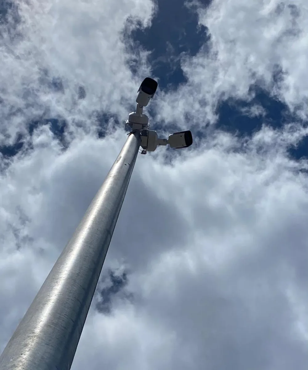 Mástil con cámara de seguridad para la vigilancia del perímetro de una instalación