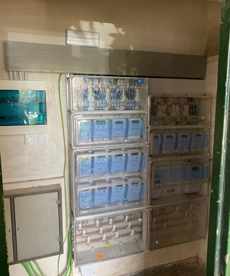 Centralización de contadores nueva en el cuarto de contadores de un edificio