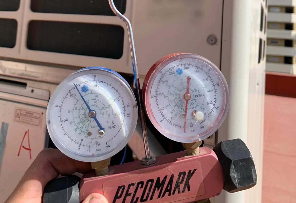 Técnico de Socassat comprobando con el manómetro las presiones de un equipo de climatización