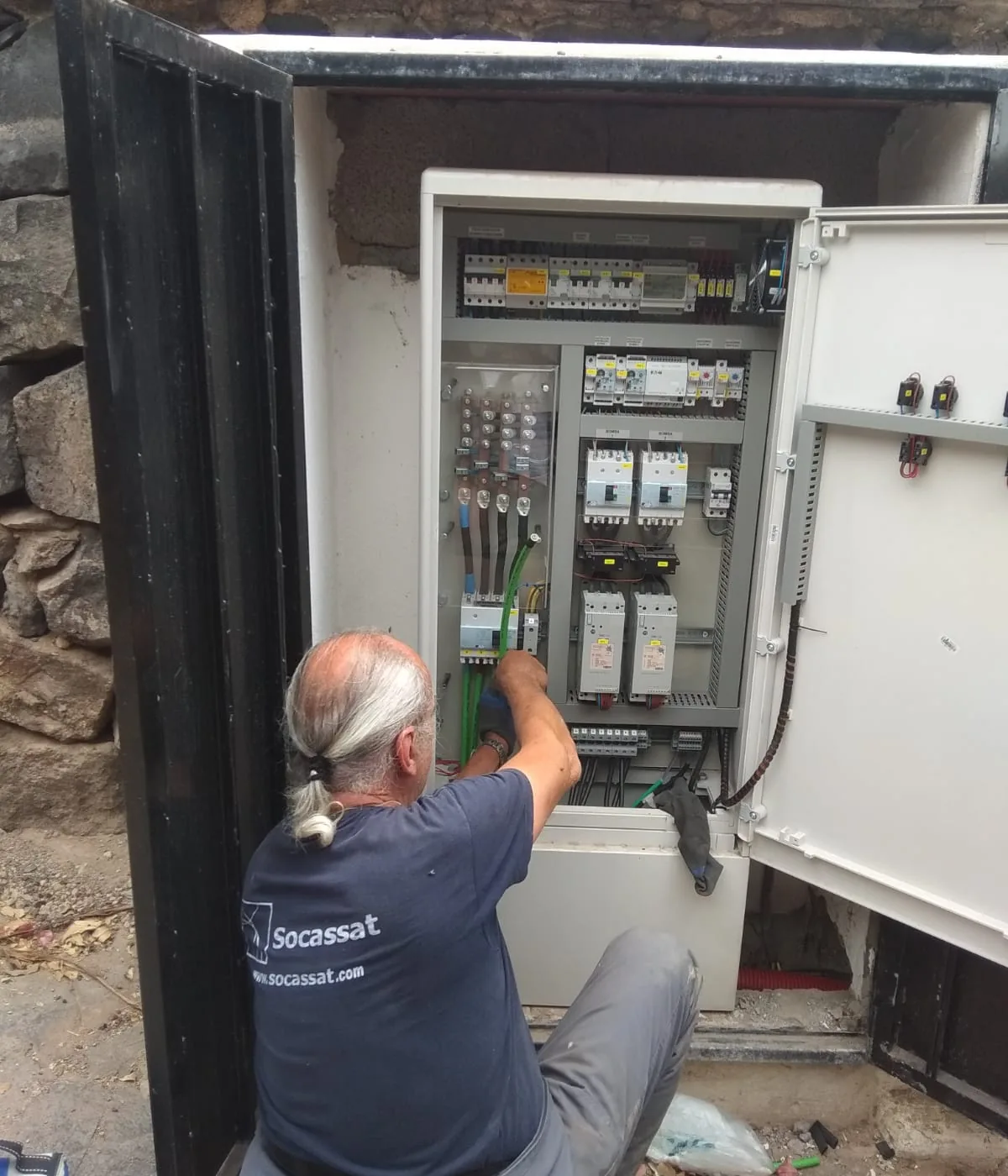 Técnico de Socassat corrigiendo los defectos de una inspección en el cuadro general de una instalación