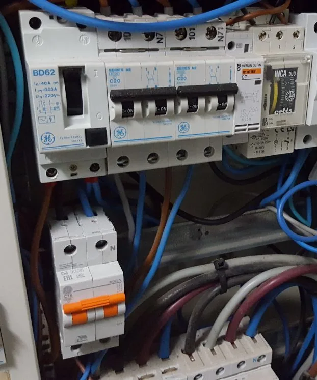 Cuadro eléctrico antiguo de una vivienda, con el cableado desordenado y circuitos sin identificar, antes de la reforma
