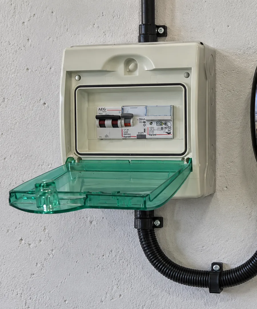 Cuadro de protección del circuito del cargador, con interruptor automático y diferencial de 30 mA