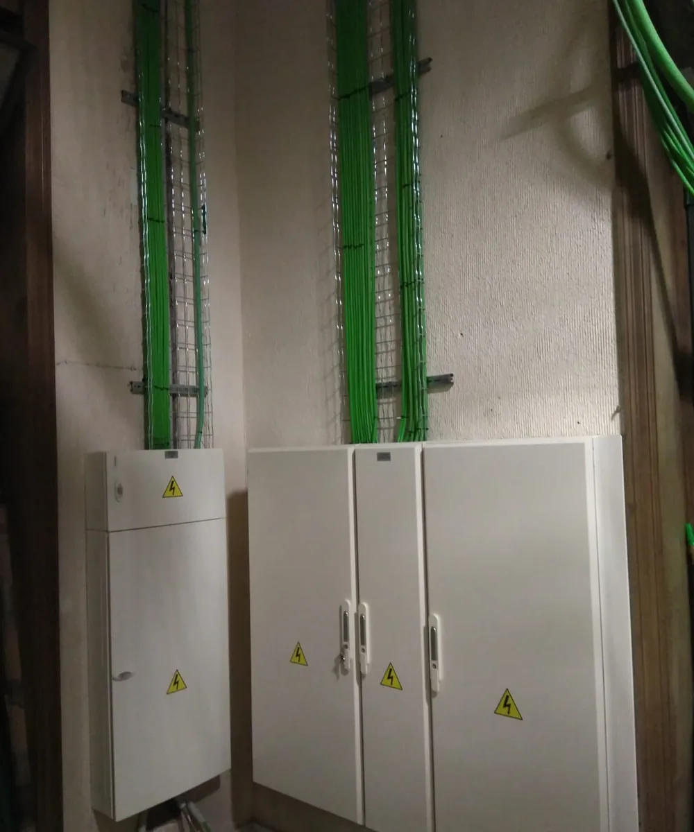 Cuadros generales nuevos y bandejas de cables al terminar una reforma eléctrica, antes de emitir el certificado de instalación