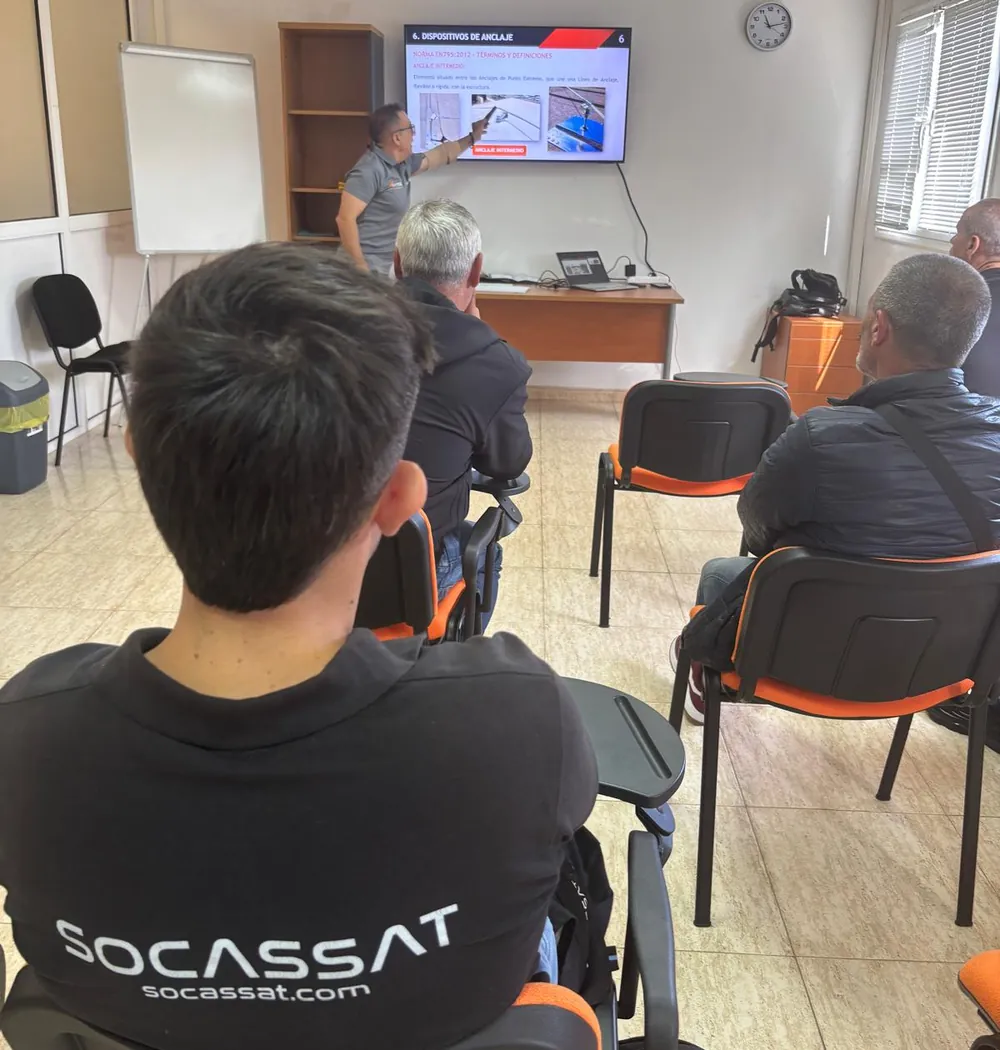 Técnico de Socassat en el curso de instalador de líneas de vida, durante la explicación de la norma EN 795