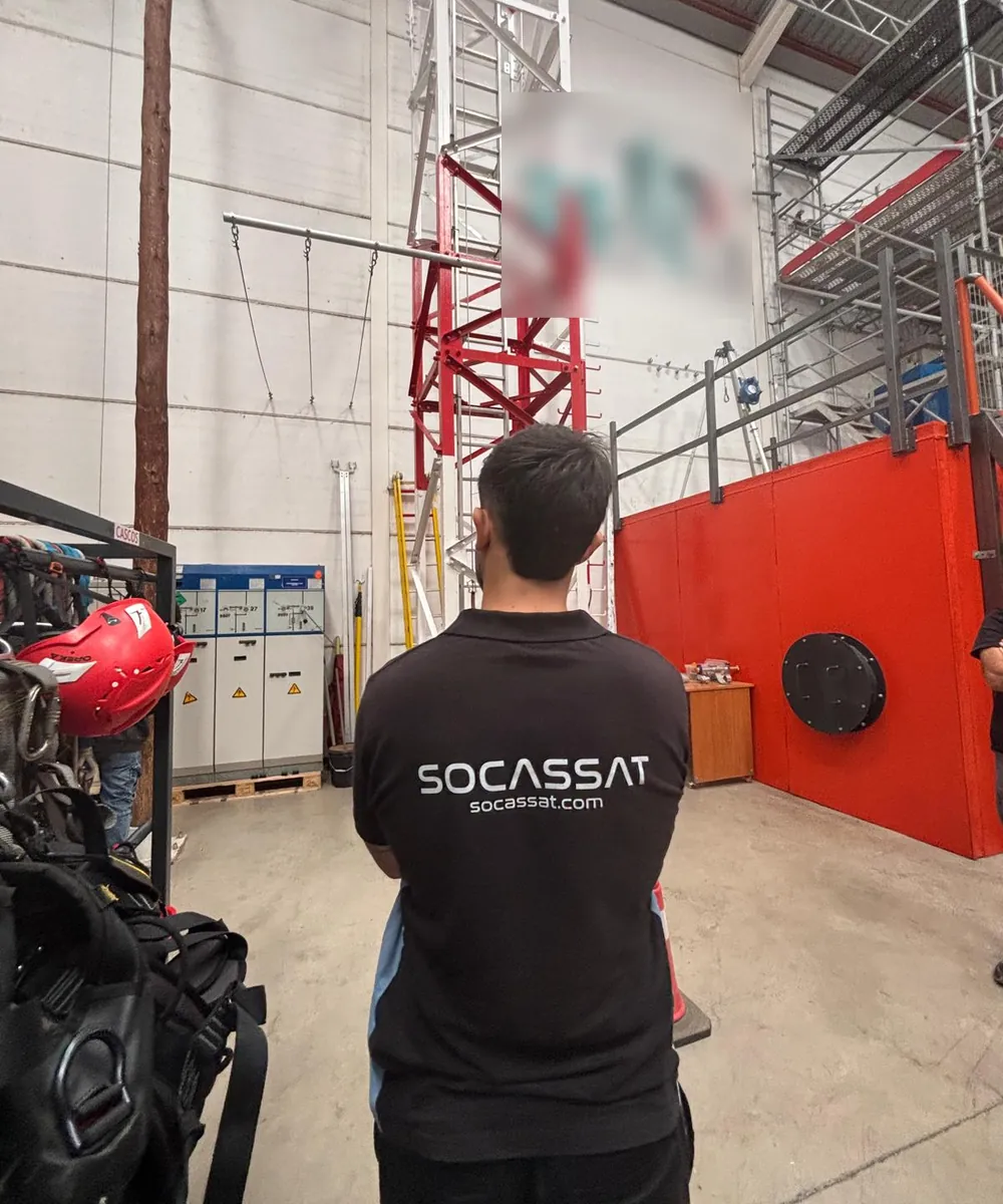 Técnico de Socassat ante la torre de prácticas del centro de formación en trabajos en altura