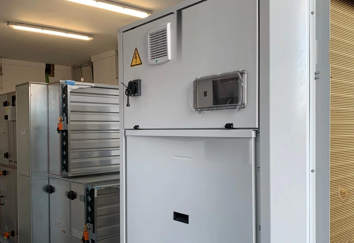 Enfriadora de agua y climatizadoras instaladas en la sala de máquinas de un edificio