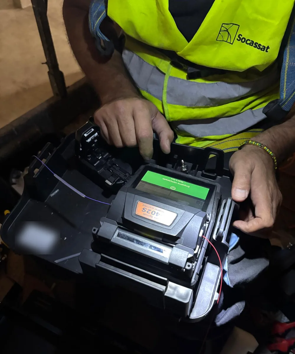Técnico de Socassat con la fusionadora después de completar un empalme de fibra óptica