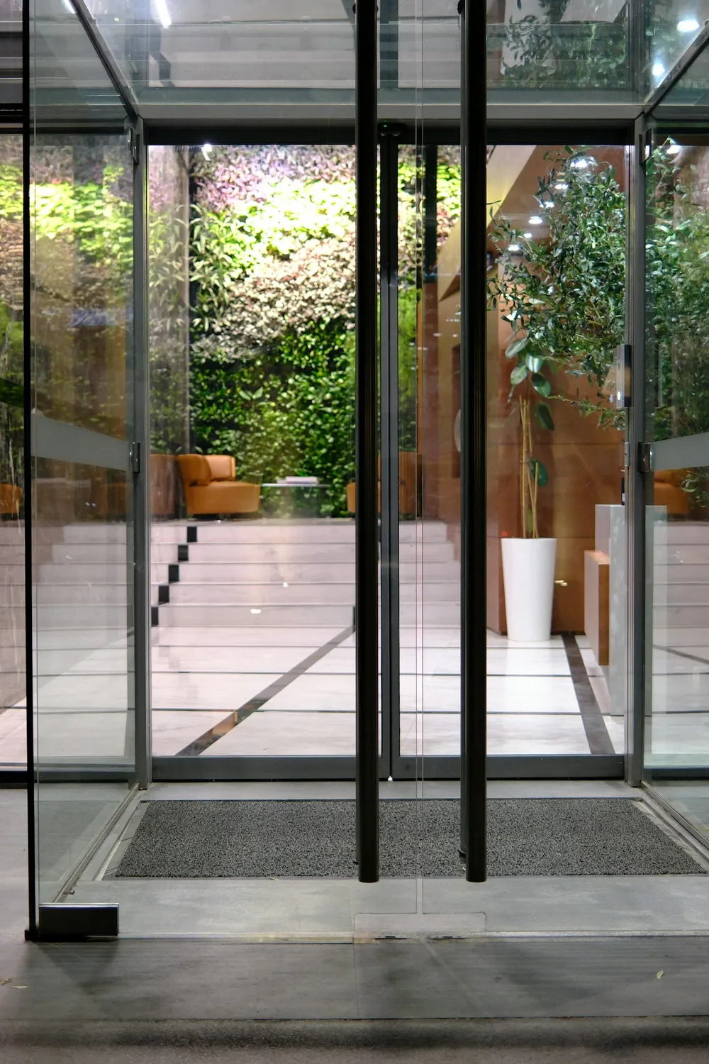 Portal de un edificio de viviendas que se abre con el móvil mediante HOMYHUB