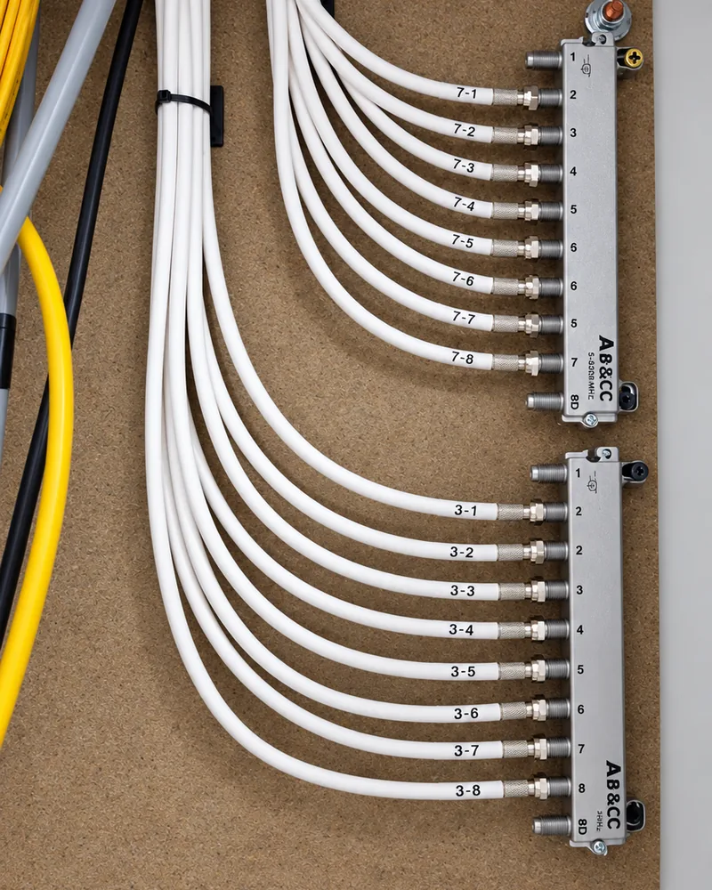 Derivadores de la red de cable coaxial de la ICT con los cables etiquetados por planta y vivienda