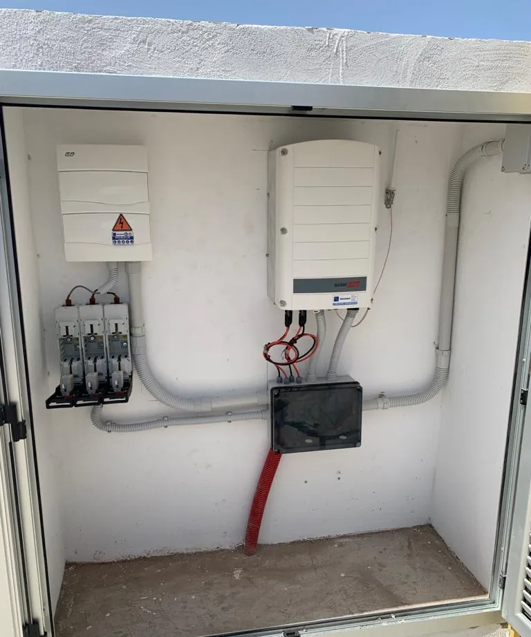 Inversor fotovoltaico, protecciones y caja de conexiones en un armario técnico de la azotea