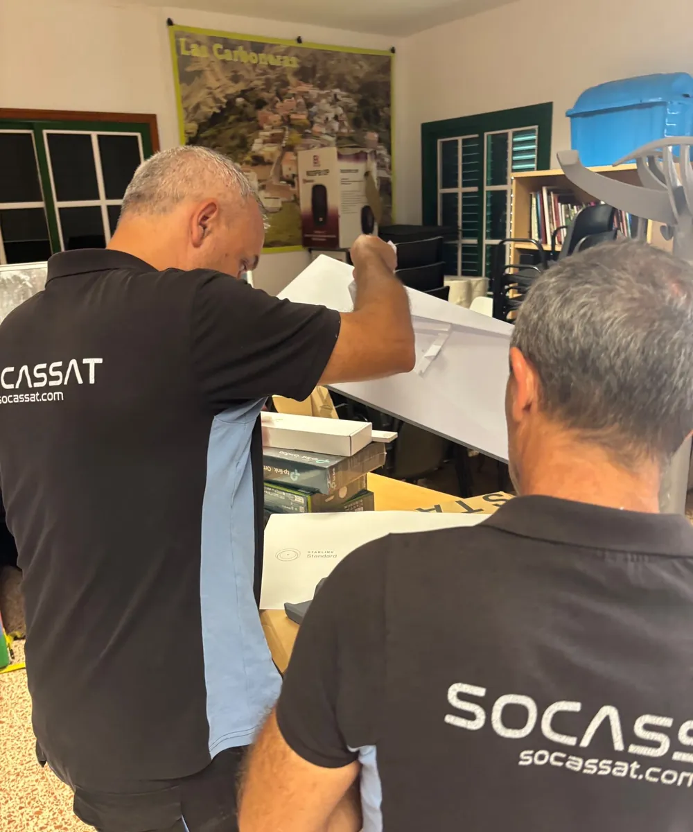 Técnicos de Socassat preparando un kit Starlink Standard y los puntos de acceso WiFi en una instalación en Las Carboneras, Anaga (Tenerife)