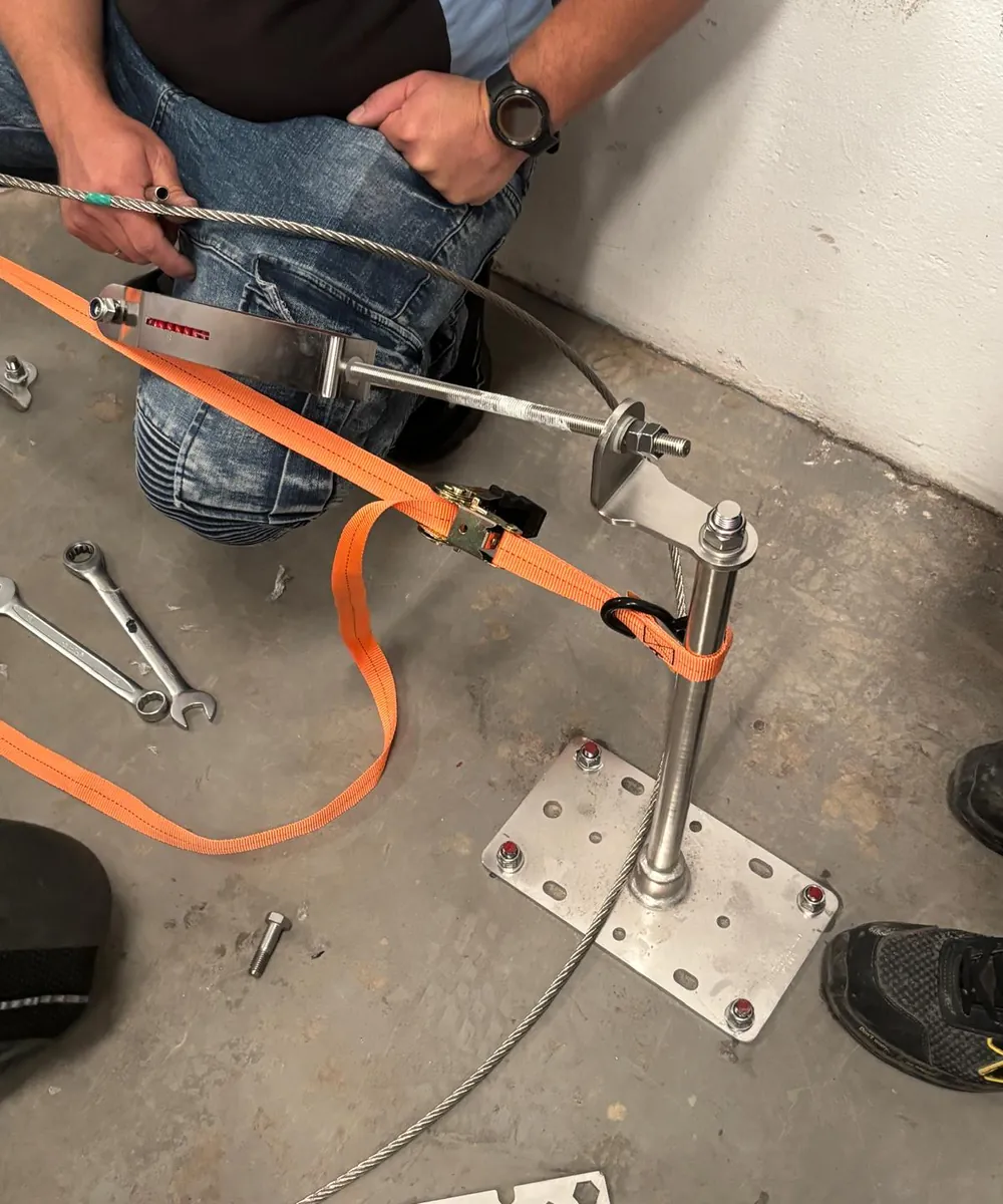 Tensor con indicador de tensión, poste de anclaje y cable de acero inoxidable de una línea de vida