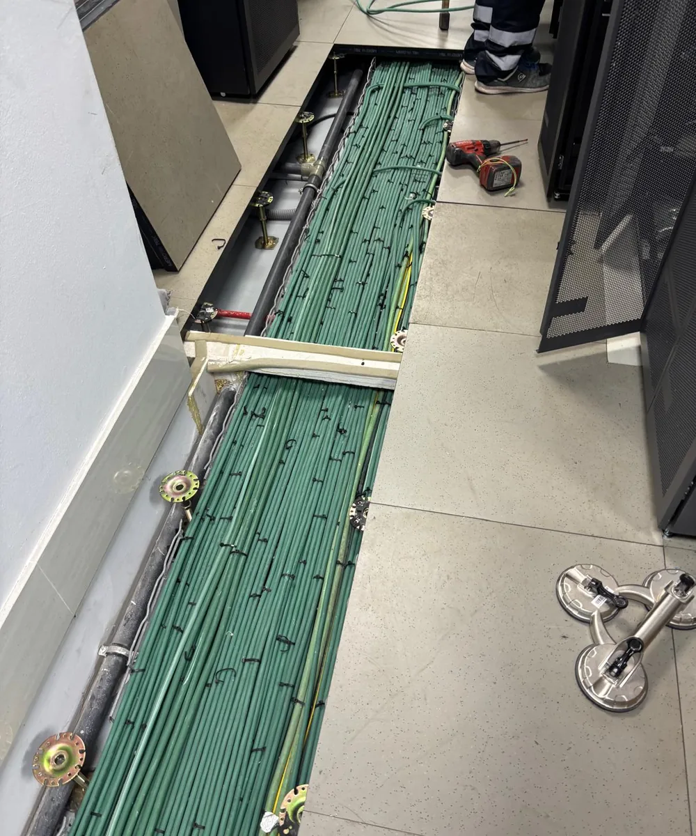 Líneas eléctricas tendidas por Socassat bajo el suelo técnico de un centro de proceso de datos