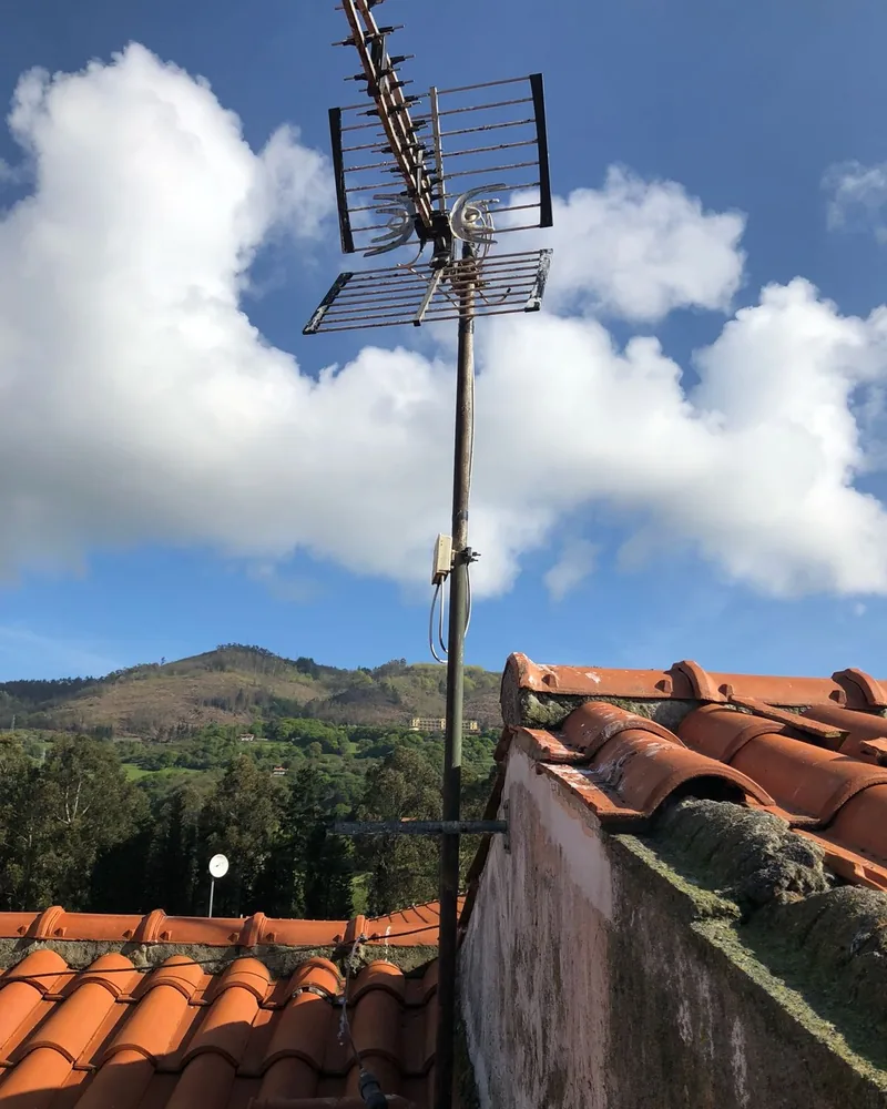 Antena TDT antigua con corrosión en una cubierta: una instalación colectiva que necesita mantenimiento