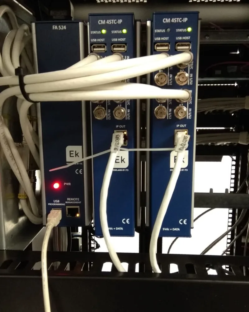 Cabecera digital Ekselans instalada por Socassat en el rack de telecomunicaciones de un edificio