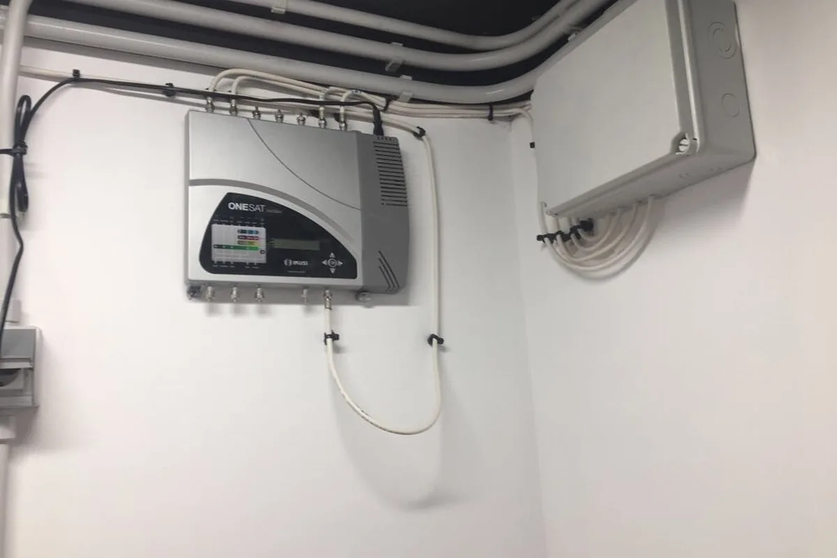 Cabecera de la antena colectiva en el cuarto de telecomunicaciones (RITS) de una comunidad de vecinos