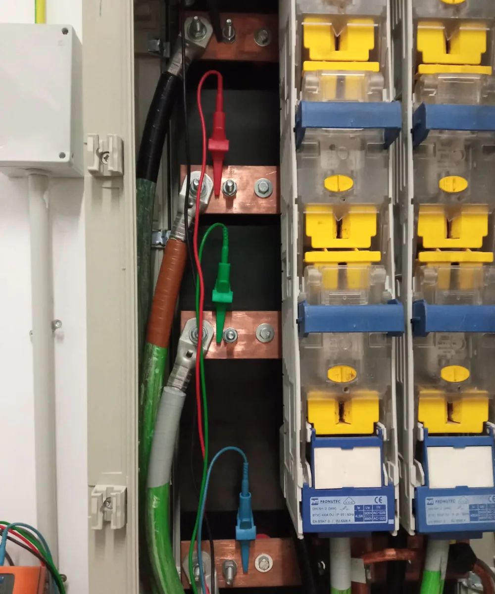 Mediciones en el cuadro general de baja tensión durante el mantenimiento eléctrico de una empresa