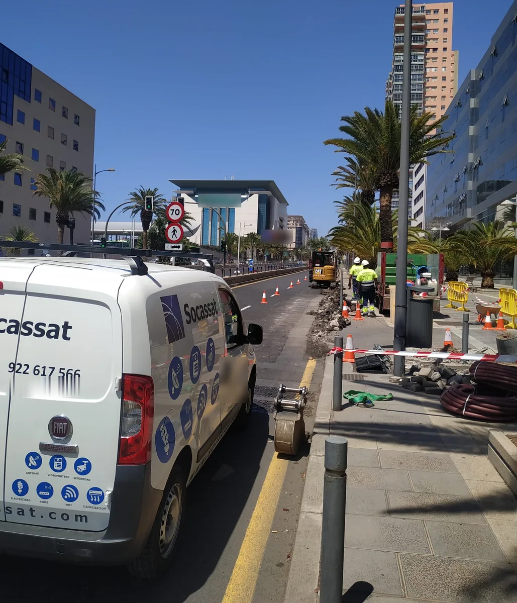 Furgoneta de Socassat junto a una obra de canalización en una avenida de Santa Cruz de Tenerife