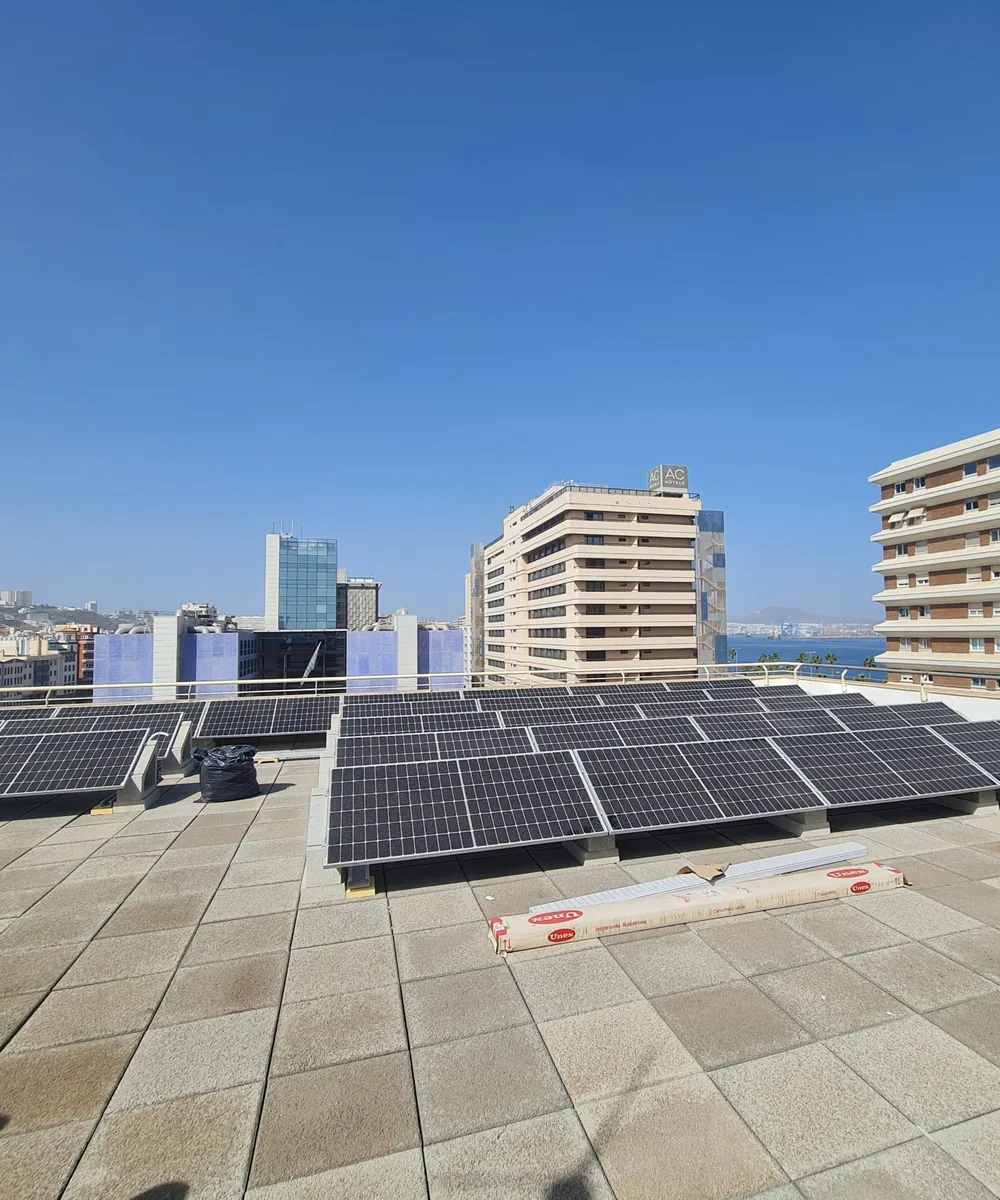 Placas solares sobre estructuras inclinadas en la azotea de un edificio de Las Palmas de Gran Canaria