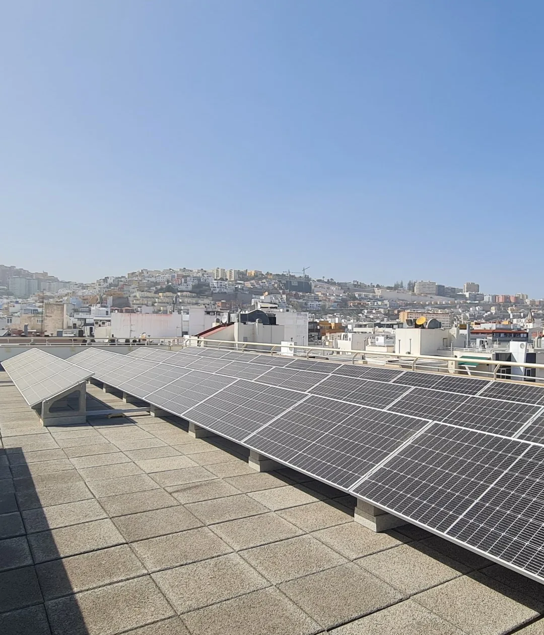 Filas de placas solares instaladas por Socassat en la azotea de un edificio en Gran Canaria