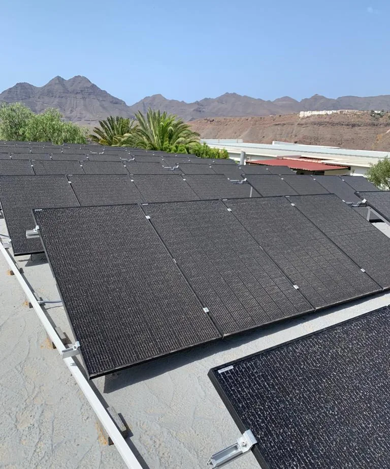 Placas solares de color negro en la cubierta de una vivienda del sur de Gran Canaria