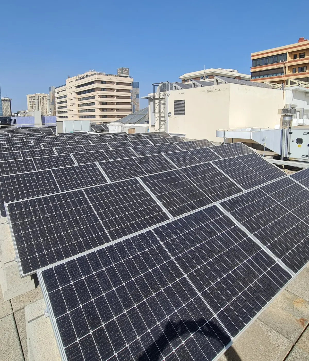 Placas solares instaladas por Socassat en la azotea de un edificio en Gran Canaria