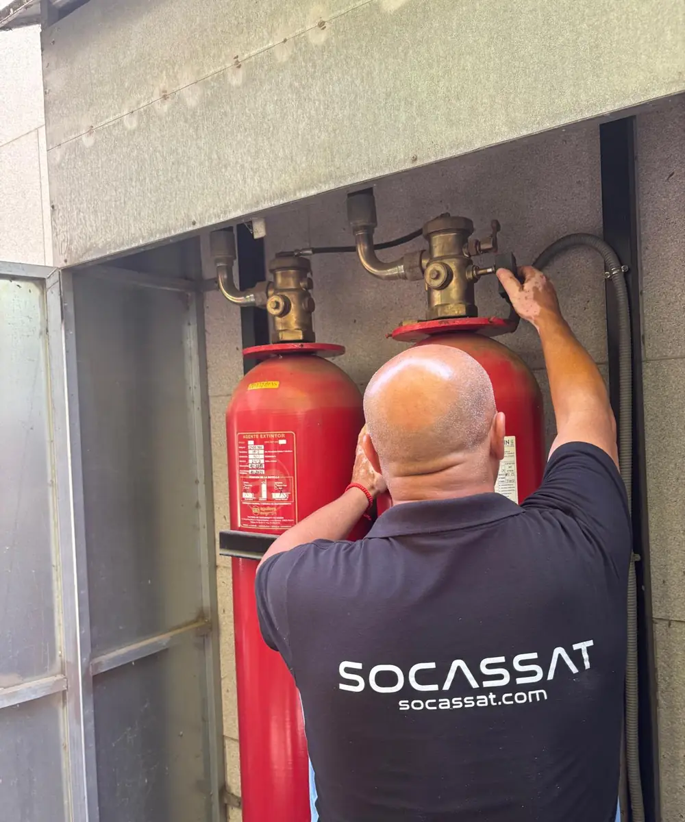 Técnico de Socassat revisando las botellas de un sistema de extinción automática por gas