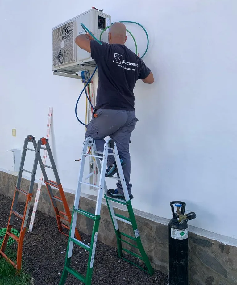 Técnico de Socassat conectando el manómetro y la botella de nitrógeno para la prueba de estanqueidad de un aire acondicionado