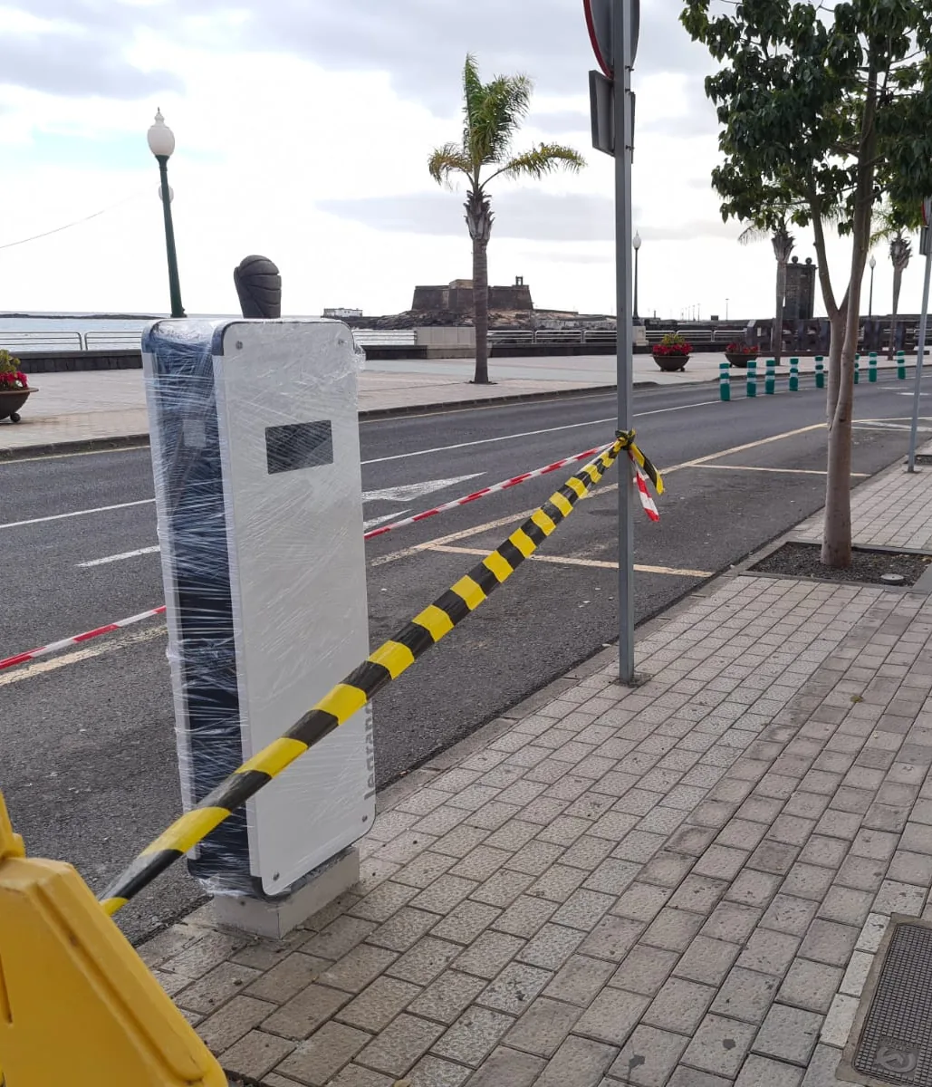 Punto de recarga público Legrand recién instalado junto al mar en Arrecife, Lanzarote