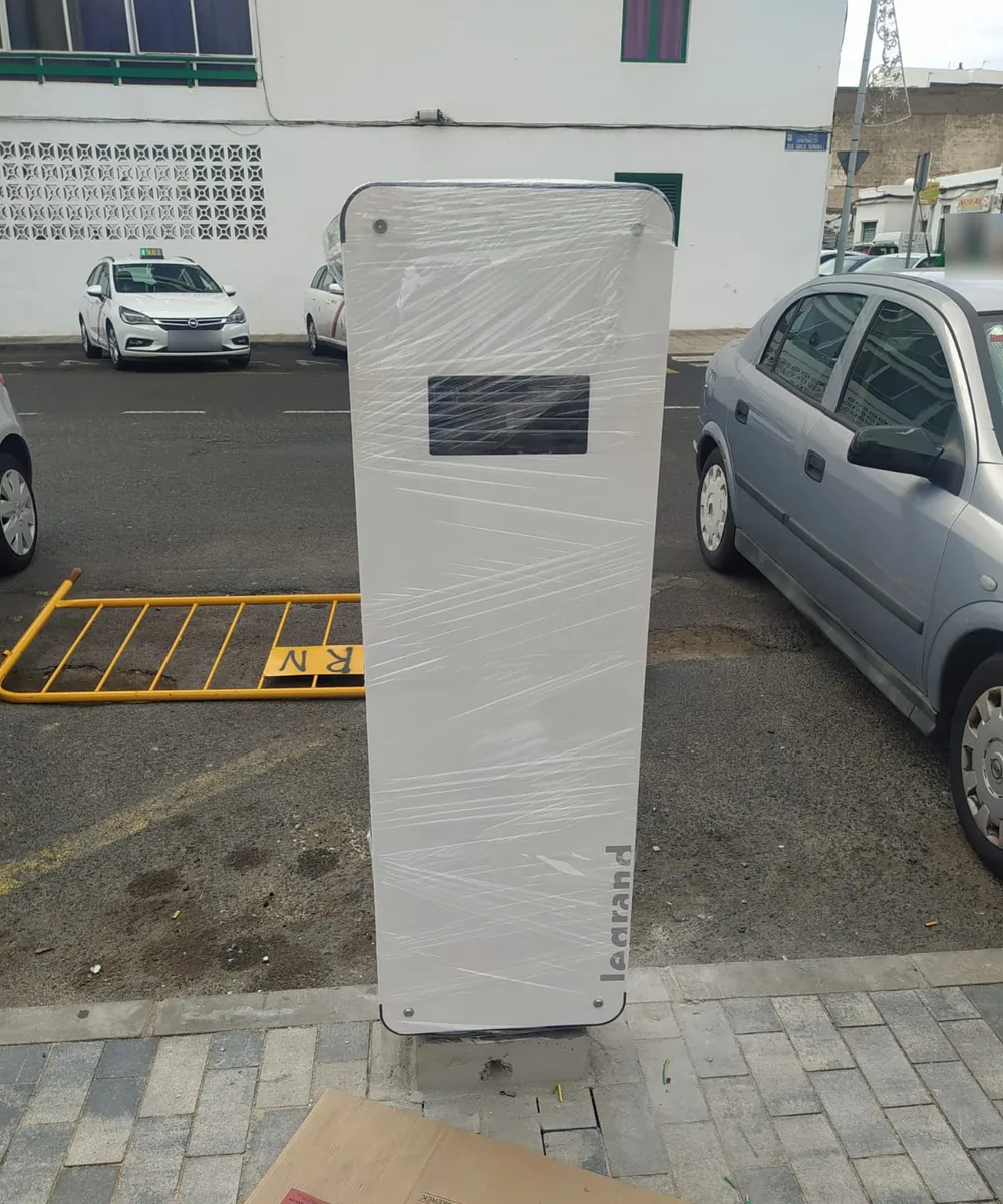 Punto de recarga público Legrand recién instalado sobre su cimentación en la acera de una calle de Arrecife