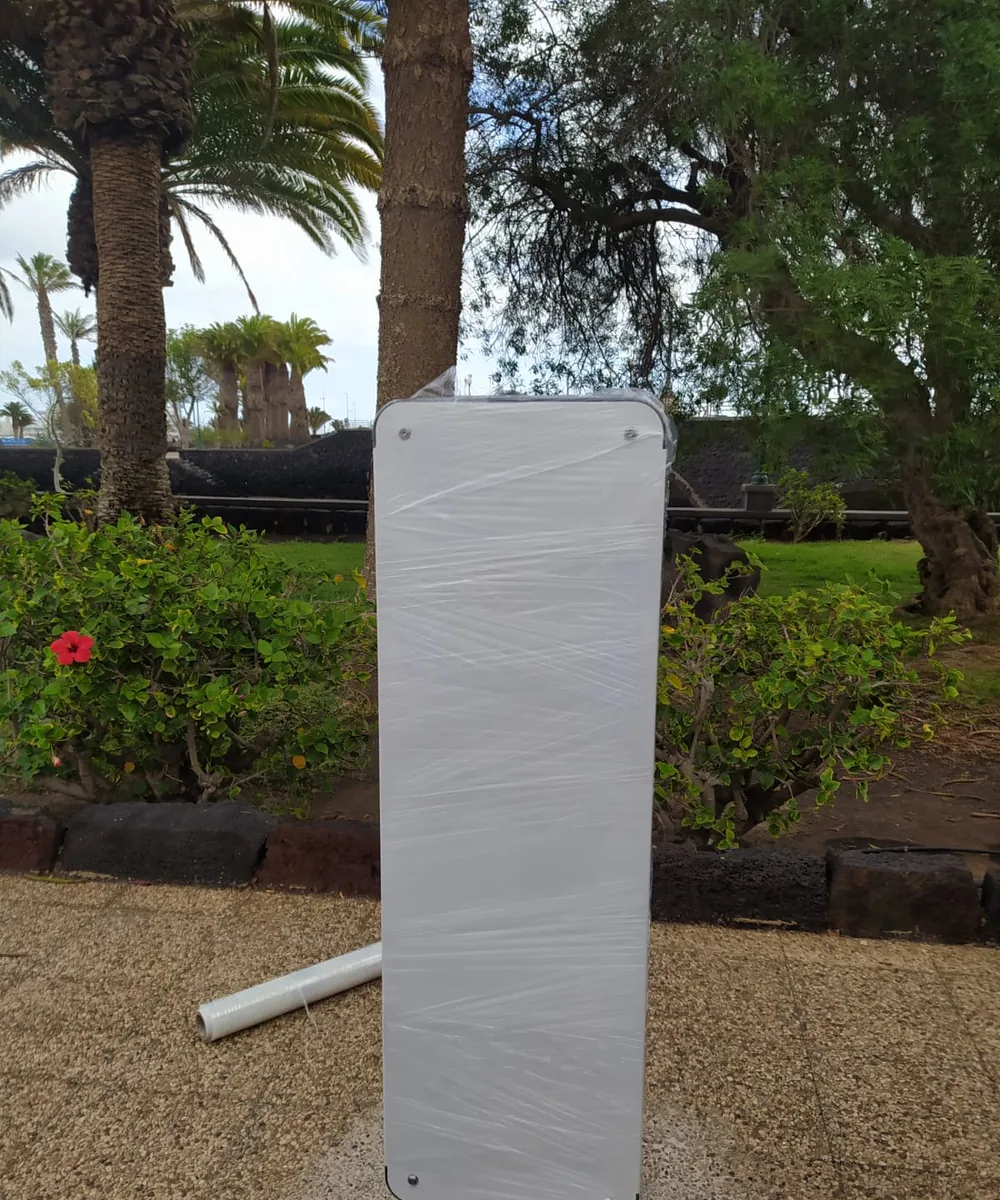 Punto de recarga público Legrand instalado junto a una zona ajardinada en Arrecife