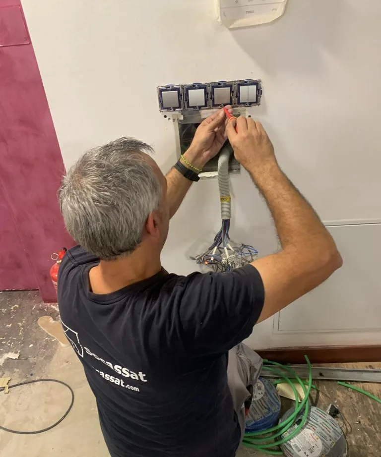 Cableado nuevo y mecanismos durante la reforma eléctrica de un local