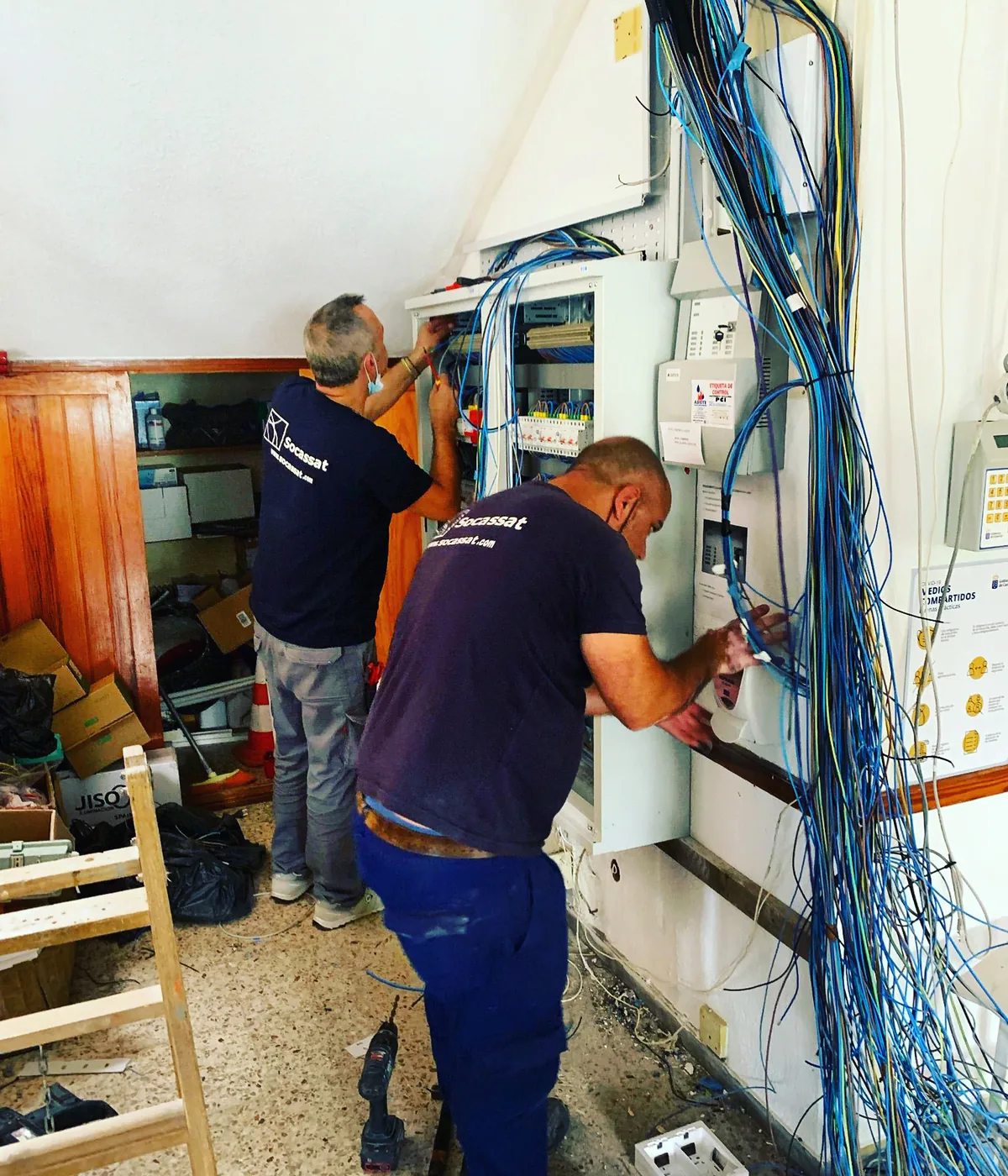 Electricistas de Socassat cableando un cuadro eléctrico nuevo durante la reforma de la instalación de un edificio