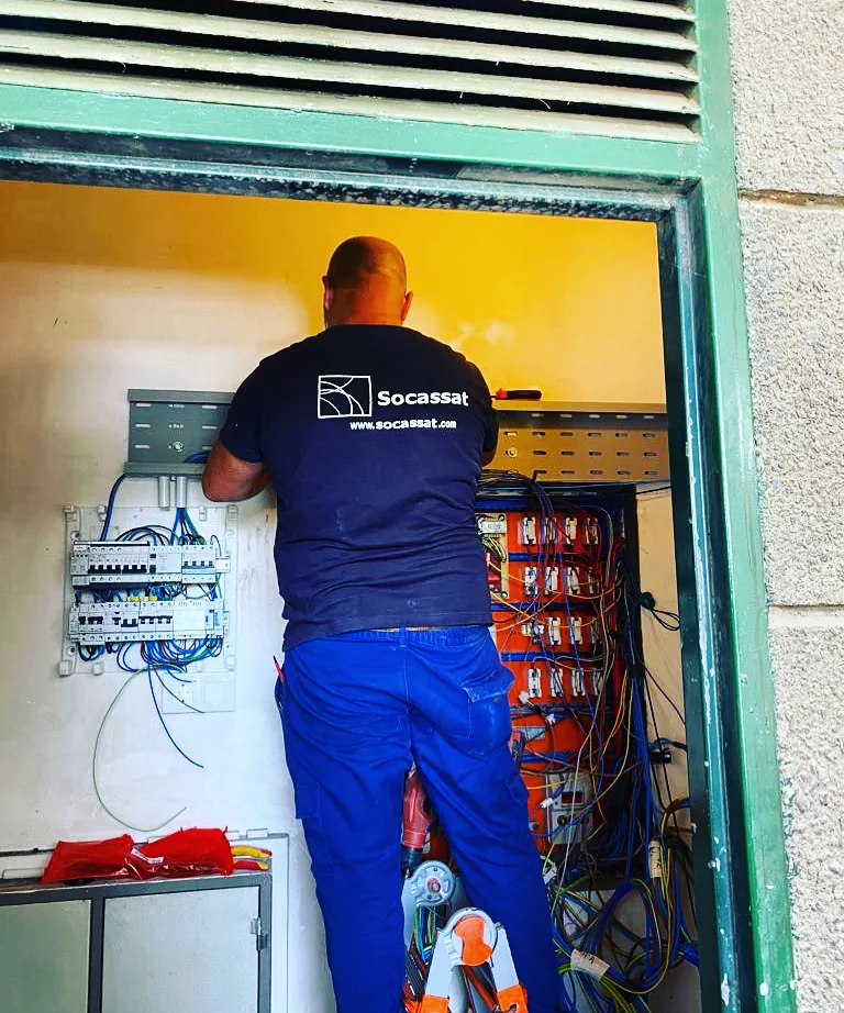 Electricista de Socassat montando un cuadro nuevo junto al cuadro antiguo que va a sustituir