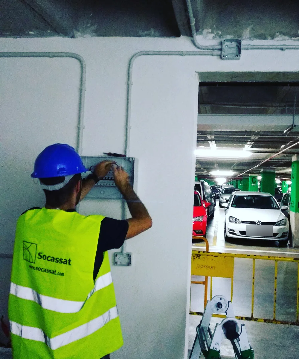 Técnico de Socassat trabajando en el cuadro eléctrico de la entrada de un garaje