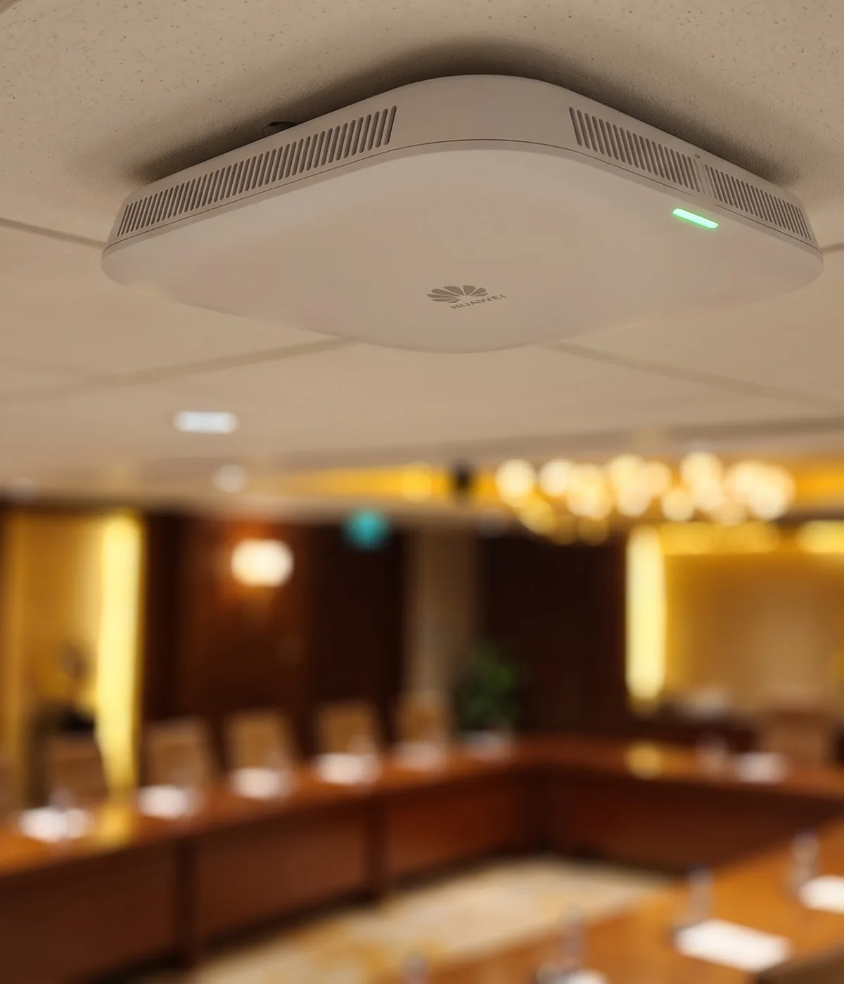 Punto de acceso WiFi en el techo de la sala de reuniones de una empresa
