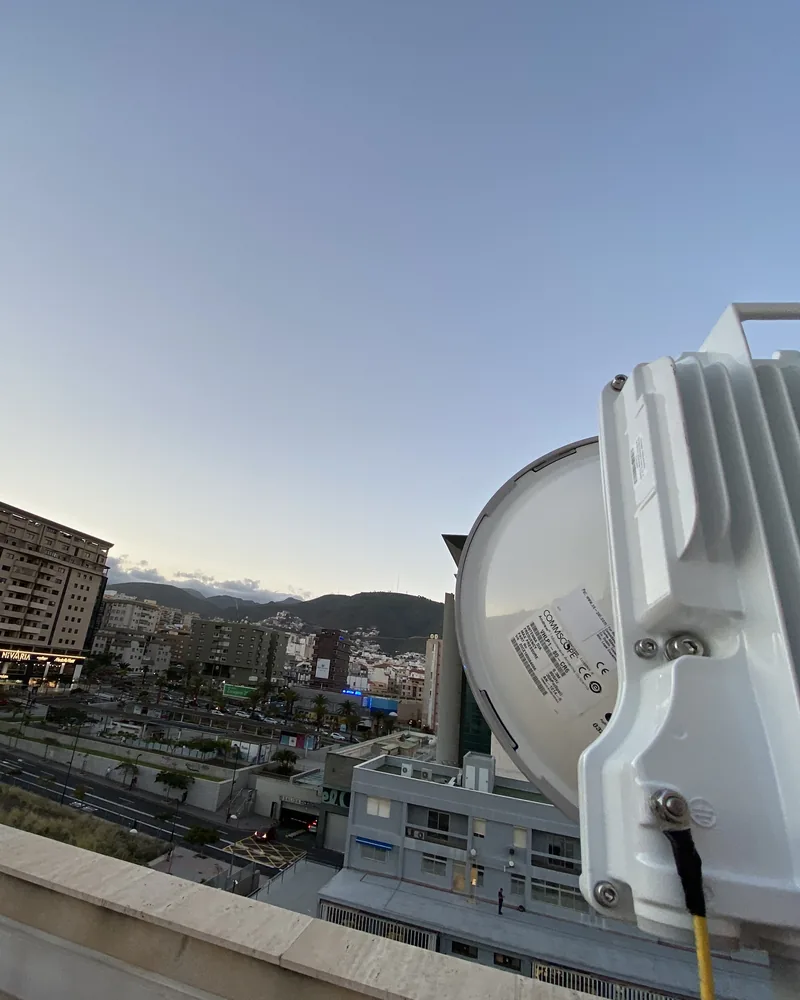 Antena de radioenlace punto a punto instalada en la azotea de un edificio de Santa Cruz de Tenerife