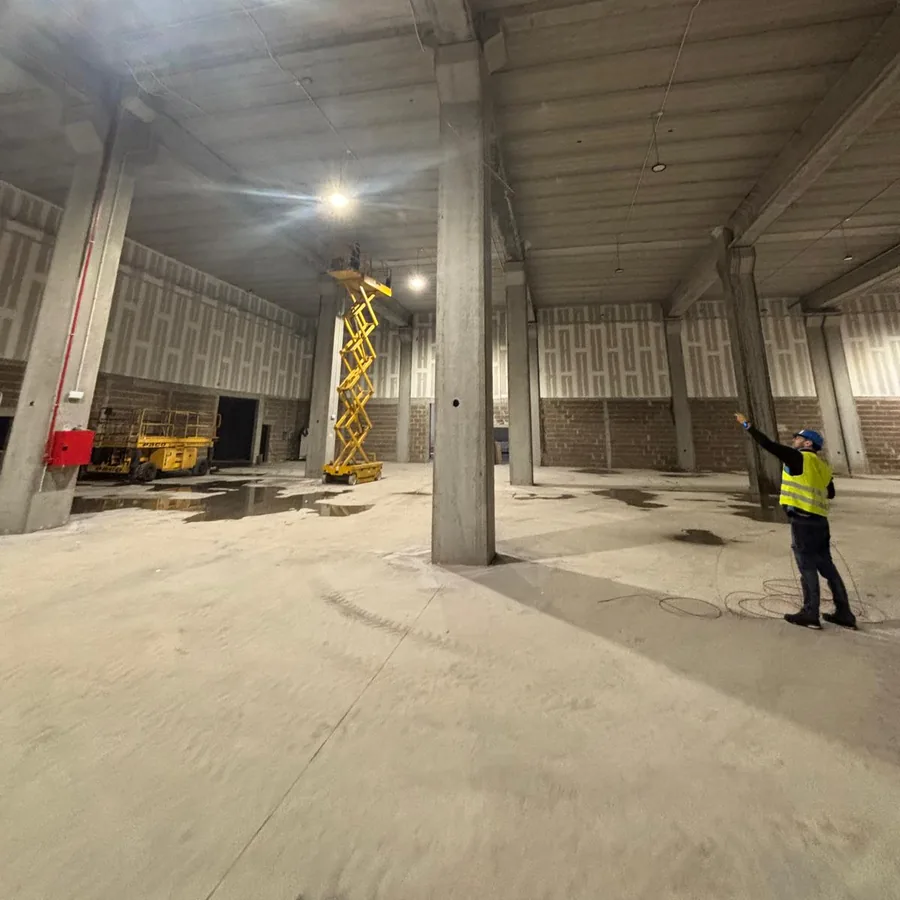 Técnico de Socassat marcando la ubicación de los puntos de acceso durante el estudio de cobertura de una nave