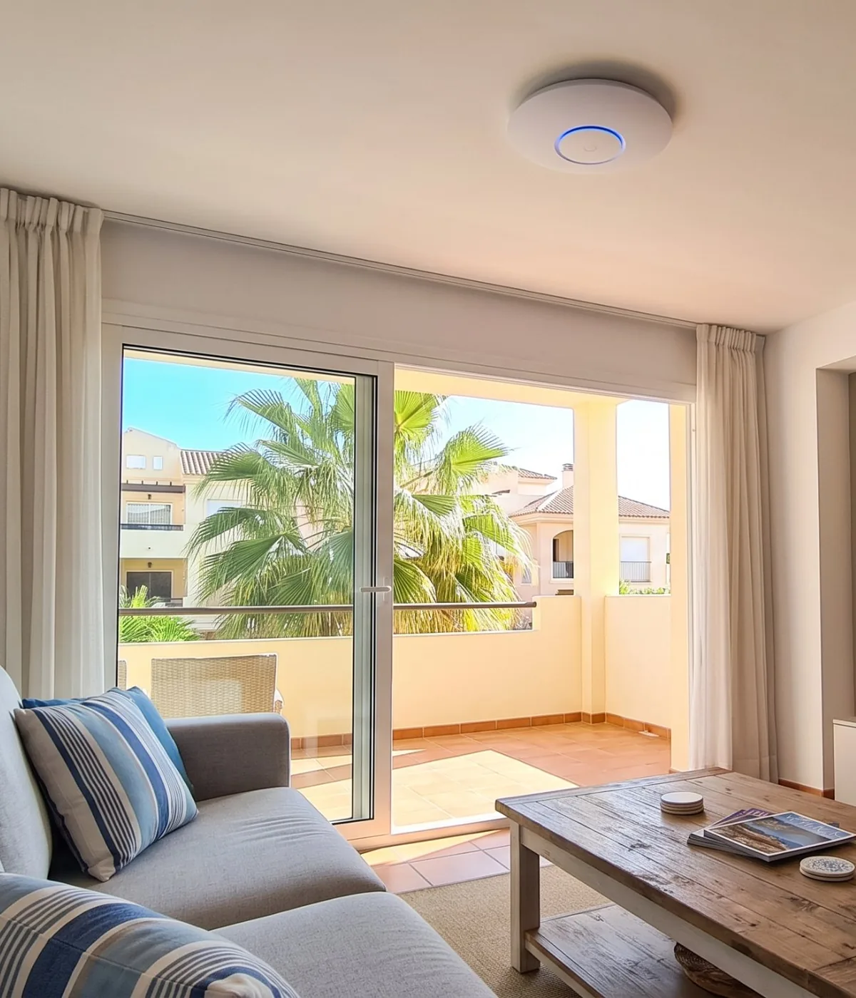Punto de acceso WiFi de techo en el salón de una vivienda con terraza, para tener buena señal en toda la casa